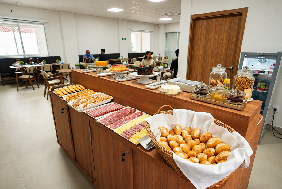 Mesa de café da manhã farta e elegante